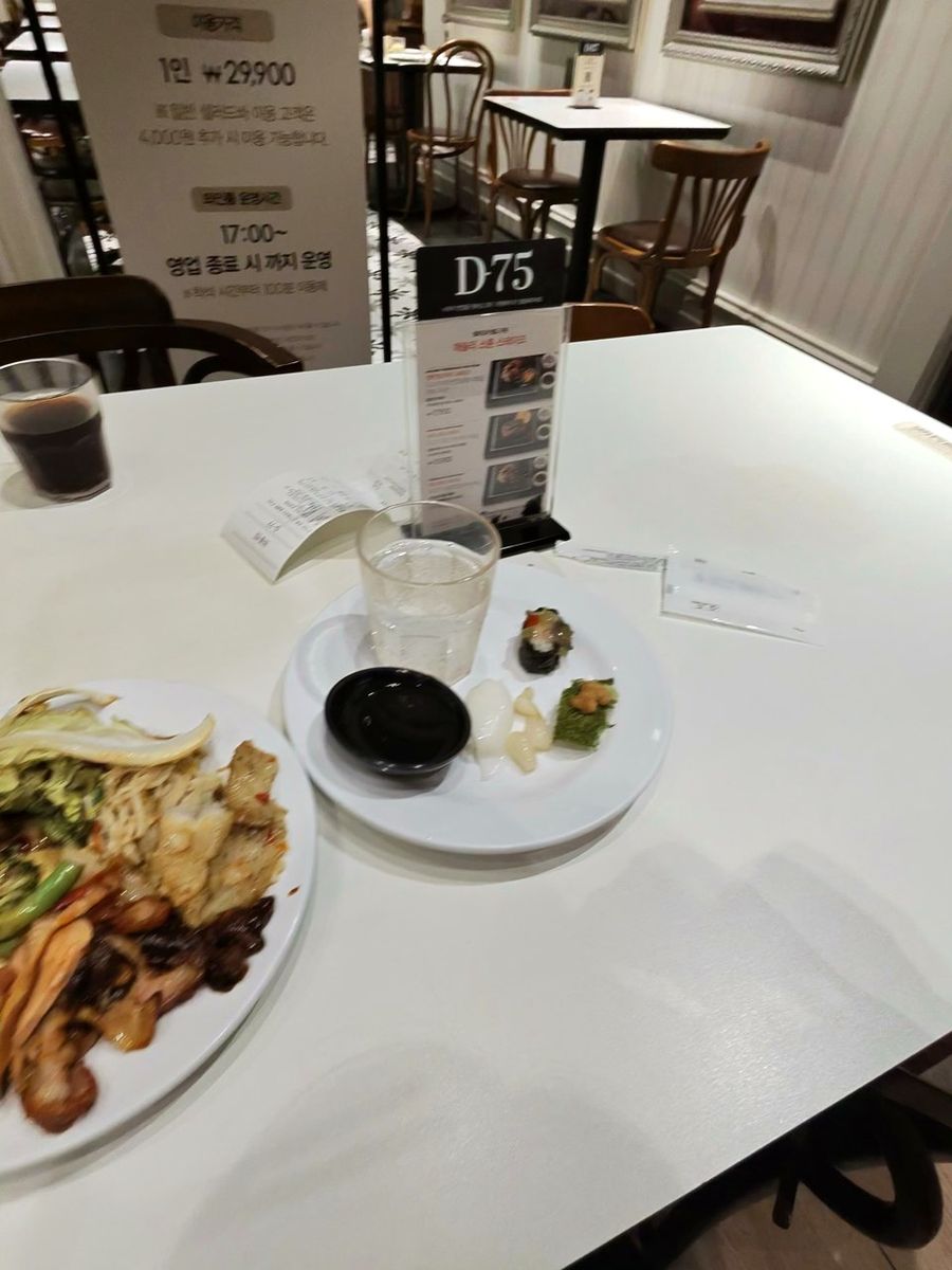바꿔 앉은 자리에서 담아온 접시. 오른쪽 위가 스시예요