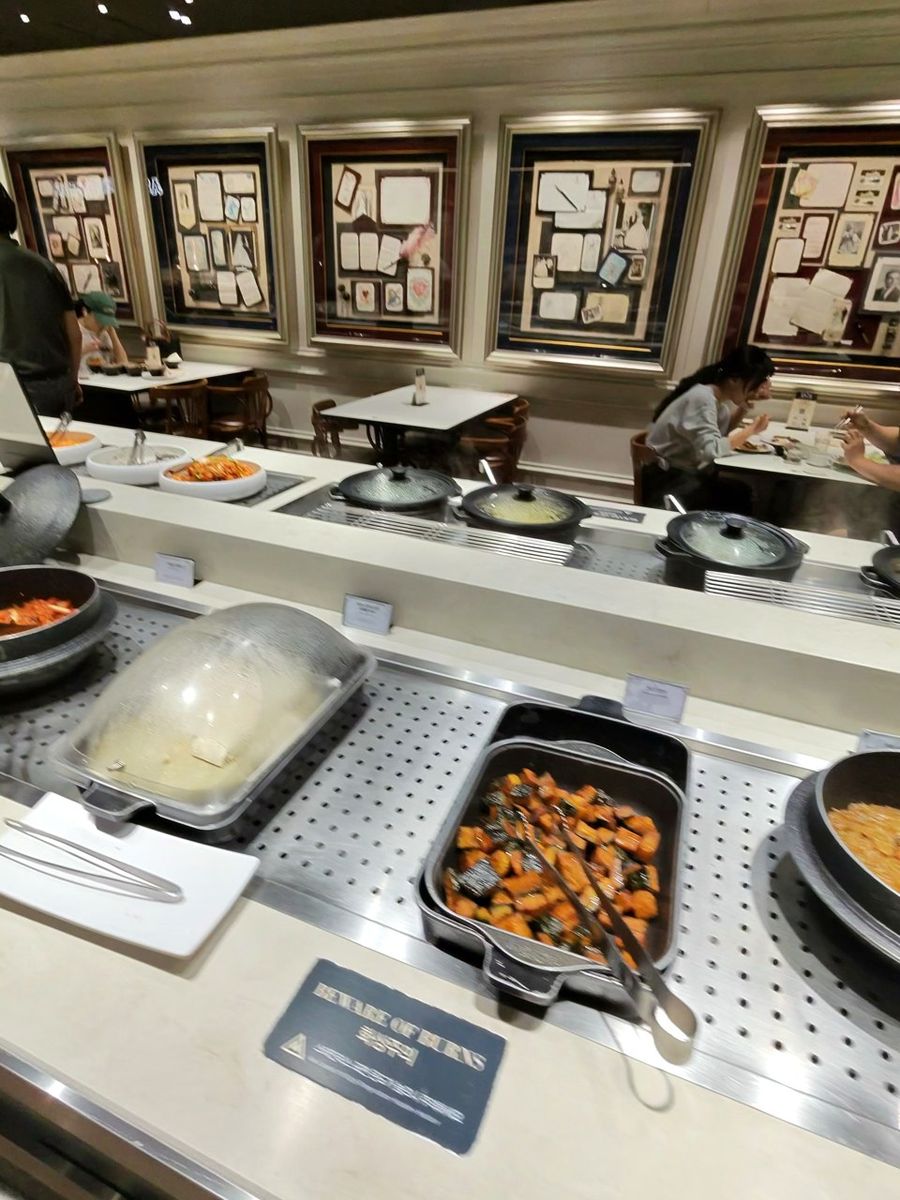 한식 코너. 보온 뚜껑을 열면 조림과 국물류가 나와요