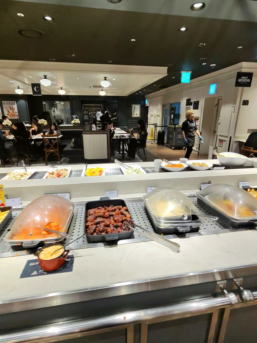 애슐리퀸즈 강남역점 홀과 핫푸드 라인